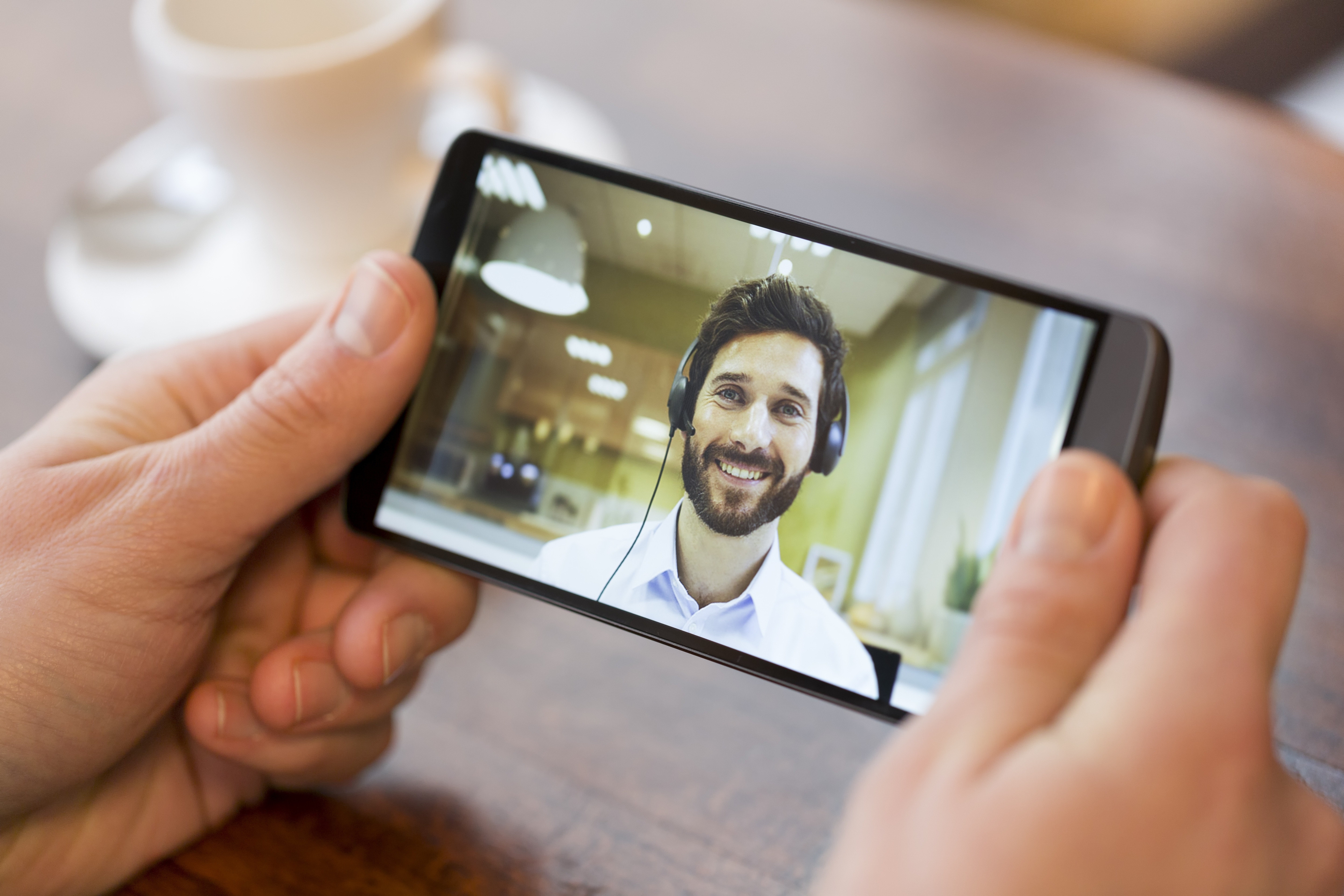 Video call. Видеосвязь с друзьями. Разговор по видеосвязи. Видеосвязь на телефоне. Человек по видеосвязи.